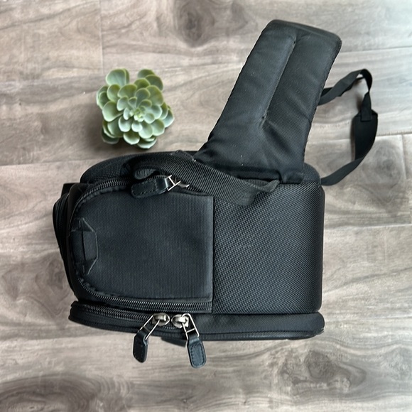 COPY - LOWEPRO black sling camera bag - EUC - Picture 9 of 16
